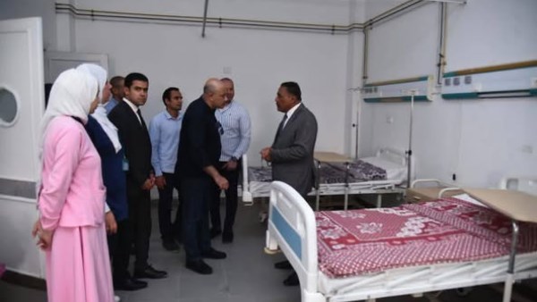 محافظ مطروح ووكيل وزارة الصحة  خلال تفقد مستشفى راس الحكمة 