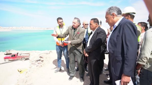 محافظ مطروح خلال المرور على كوبرى روميل 
