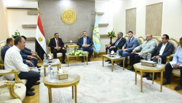 محافظ مطروح  خلال اللقاء وقنصل روسيا 
