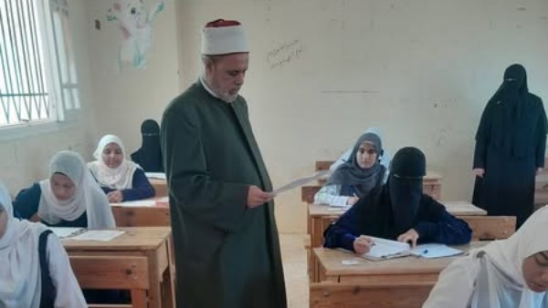 ازهر مطروح خلال الجولة على الامتحانات