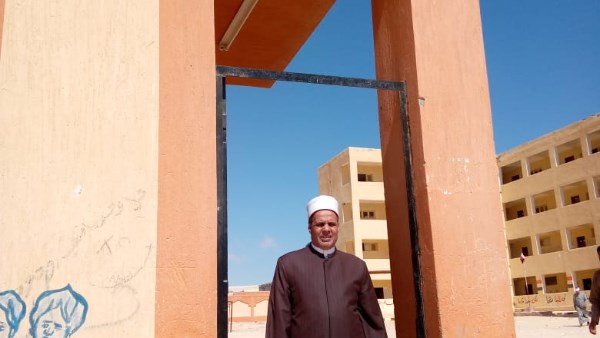 مدير ازهر مطروح خلال تفقد لجان الثانوية الأزهرية 