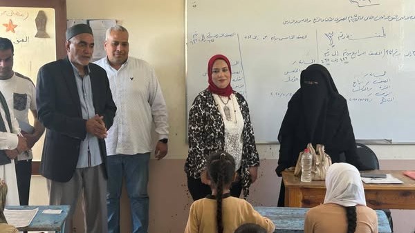 مدير تعليم مطروح خلال الجولة بالمدارس 