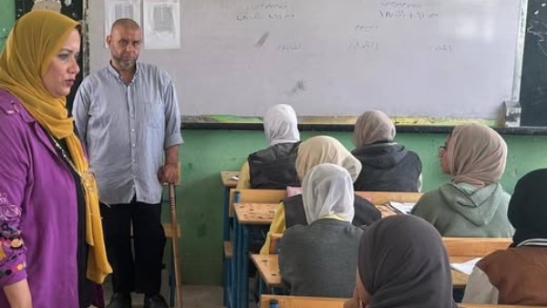 مدير  تعليم مطروح خلال الجولة على الامتحانات 