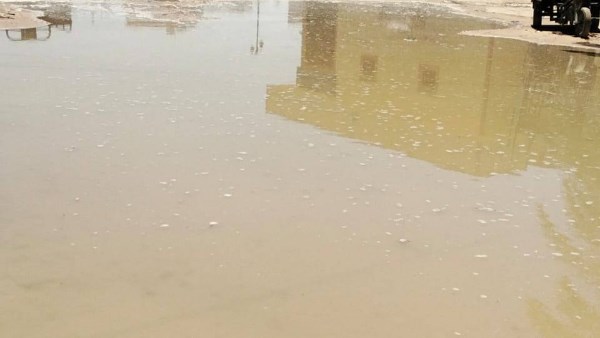 المياة تحيط بالمستشفى 