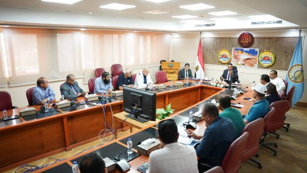 محافظ مطروح خلال الاجتماع 