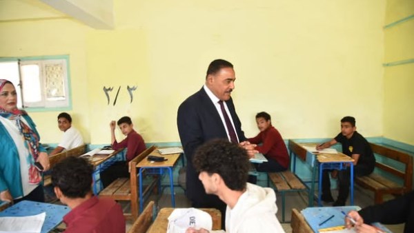 محافظ مطروح  خلال الجولة على الامتحانات 