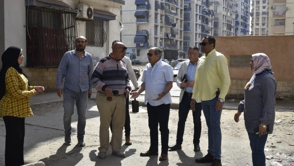 محافظ بورسعيد يواصل متابعة أعمال إزالة الإشغالات والنظافة بحي المناخ