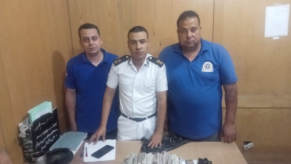 مسعفان يسلمان 110 ألف جنيه عُثر عليها داخل سيارة حادث على محور 30 يونيو