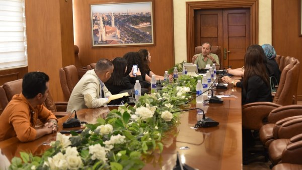 لاستعراض مشروع تخرج محافظ بورسعيد يستقبل وفدٱ من طلبة كلية الإعلام