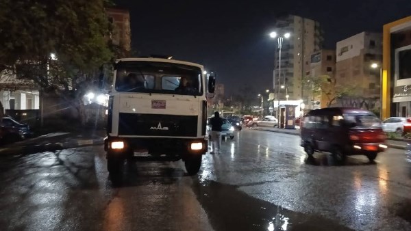 شركة مياه القليوبية تدفع بمعداتها للتعامل مع تجمعات مياه الأمطار  .. صور