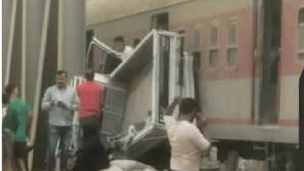 اصطدام قطار بسيارة ربع نقل بالخانكة أثناء عبورها السكة الحديد .. صور