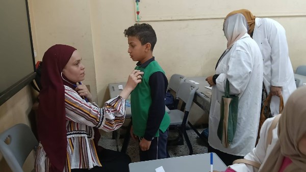 قافلة جامعة بنها الطبية تعالج 145طفلا وتحيل حالات للمستشفي بالقليوبية