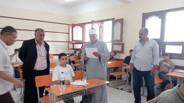 رئيس المنطقة الأزهرية بالقليوبية يتفقد لجان امتحانات الشهادتين الابتدائية والإعدادية