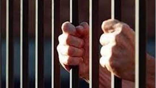 استدرجها بقطعة شوكولاتة.. ربة منزل تتهم مسنًا بالتعدي على طفلتها بالقليوبية