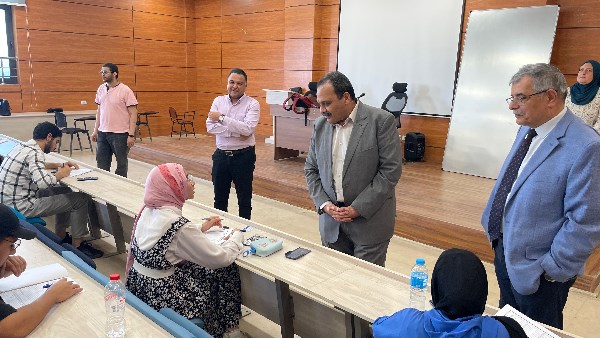رئيس جامعة بنها الأهلية يتفقد سير الامتحانات بكليتي علوم الحاسب والاقتصاد