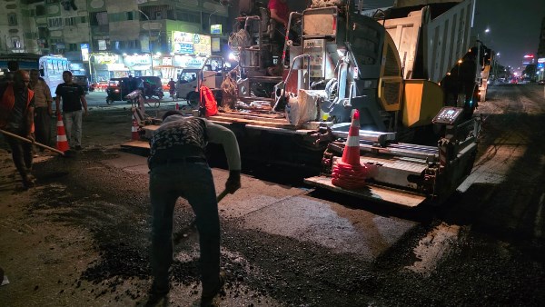 محافظ القليوبية يُتابع أعمال الرصف بشارع 15 مايو بحي غرب شبرا الخيمة