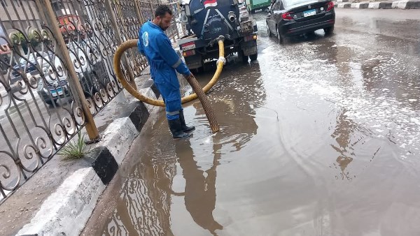 كسح مياه الأمطار الغزيرة بشوارع الغربية 