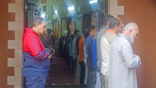 تشييع جثـ مان سيدة بعد مقـ تلها على يد زوجها وإصابة والدته بالمحلة