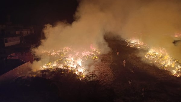 الدفع بـ 14 سيارة مطافىء لإخماد نيران حريق مصنع الكتان بسمنود