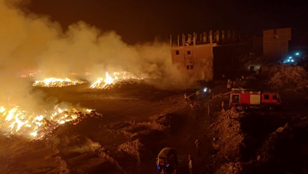 قرار عاجل..محافظ الغربية: فصل الكهرباء والغاز عن محيط حريق شونة كتان سمنود .. صور