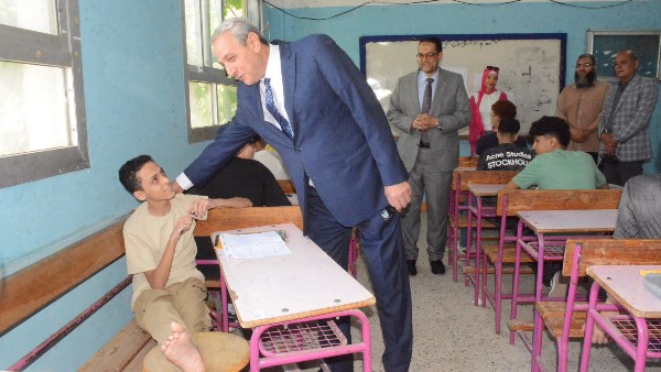 محافظ الغربية يتفقد لجان امتحانات الشهادة الإعدادية في طنطا