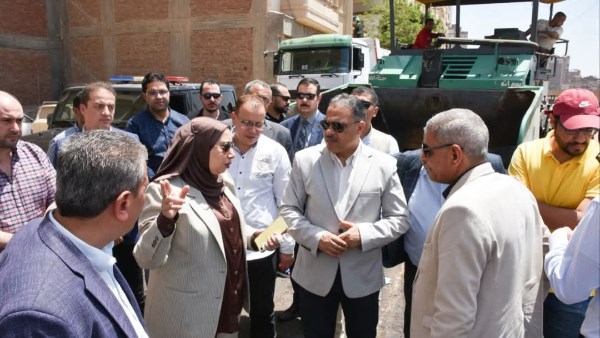 محافظ الشرقية يتفقد أعمال رصف شوارع منطقة تقسيم المعلمين بالزقازيق