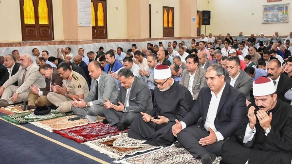 مفتي الجمهورية ومحافظ الشرقية يؤديان صلاة الجمعة بمسجد الرحمة بقرية أم الزين