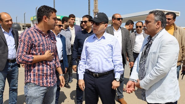 محافظ كفر الشيخ يتفقد أعمال الرصف بالطريق الدولي بالرياض | صور