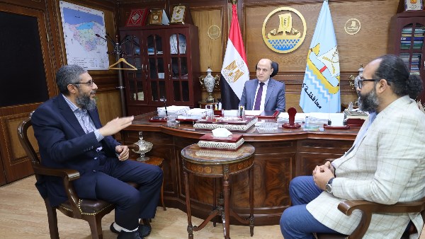 محافظ كفر الشيخ يناقش جهود حماية السواحل.. صور