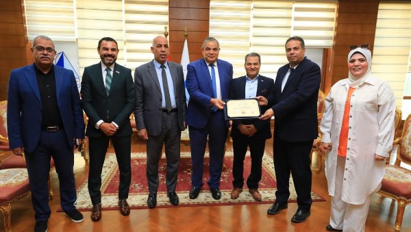 رئيس جامعة كفر الشيخ يسلم شهادة اعتماد برنامج علم النفس الإكلينيكي| صور