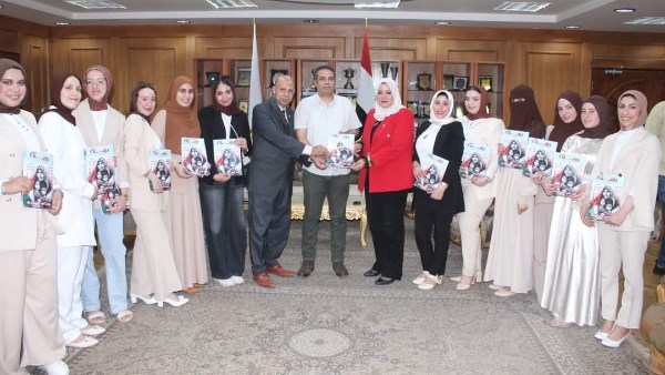 طلاب الإعلام بجامعة كفر الشيخ مع عميد كلية الآداب 