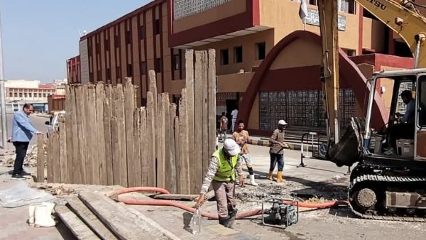 إصلاح هبوط أرضي بشارع المدارس بحي شرق كفر الشيخ | صور