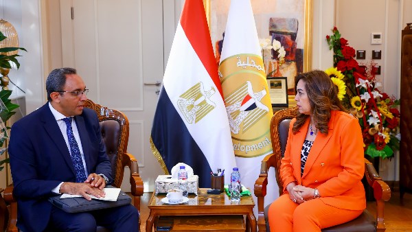 وزيرة التنمية المحلية ومحافظ قنا