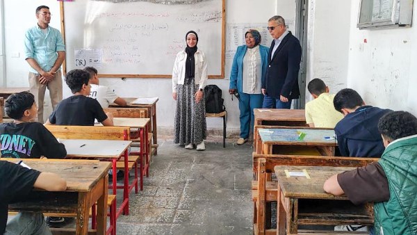أتوبيسات لنقل الطلاب..محافظ الإسكندرية يتفقد امتحانات الشهادة الإعدادية