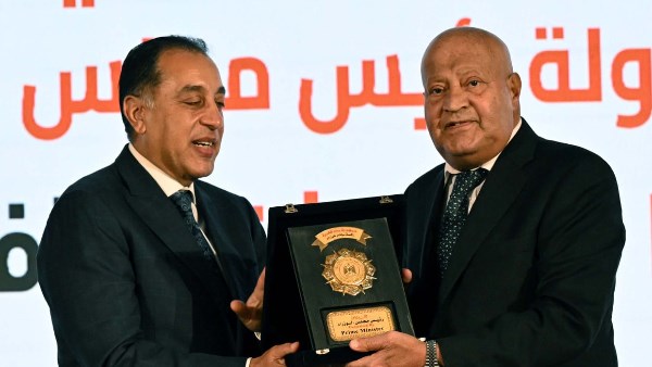 مدبولي يكرم على مصيلحي تقديرًا لجهوده الكبيرة في ملف الحماية الاجتماعية