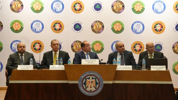 وزير المالية وقيادات الوزارة