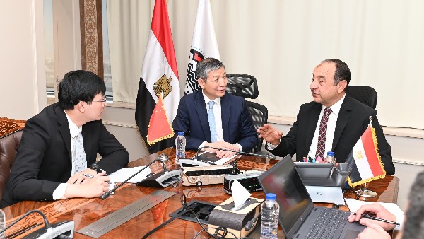 خلال الاجتماع
