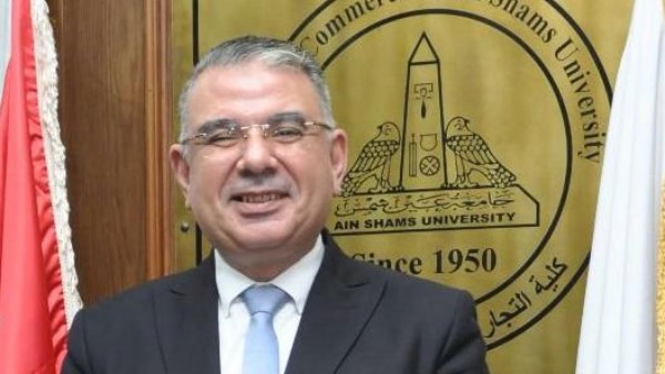 عميد كلية تجارة جامعة عين شمس 