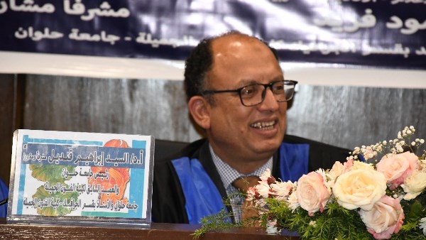 رئيس جامعة حلوان يناقش رسالة دكتوراه عن فلسفة العلامة التعريفية والجرافيك