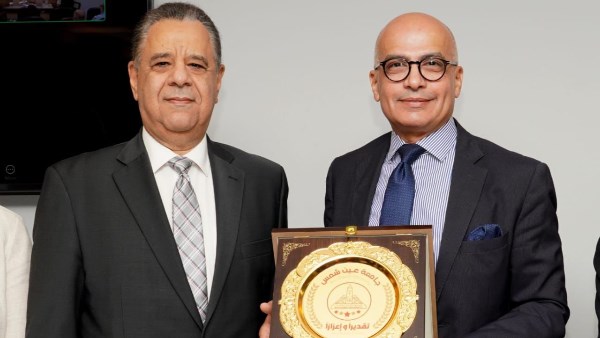 مجلس جامعة عين شمس يكرم خالد قدري وعمر الحسيني عميدي كليتي التجارة والهندسة