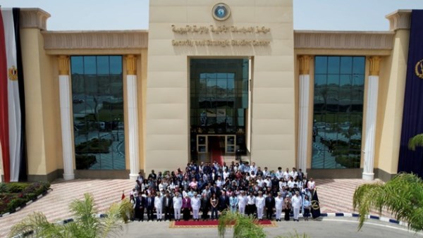 الشباب المشاركين بمنحة ناصر للقيادة الدولية