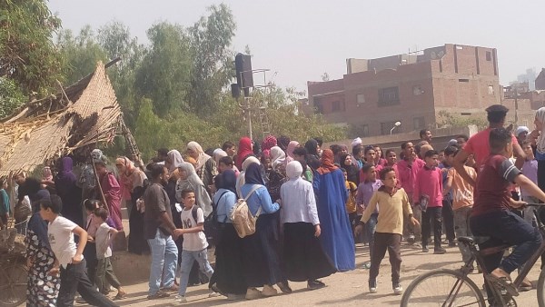 راجعة من المدرسة.. قطار الصعيد يدهس طفلة على مزلقان أبو النمرس| صور