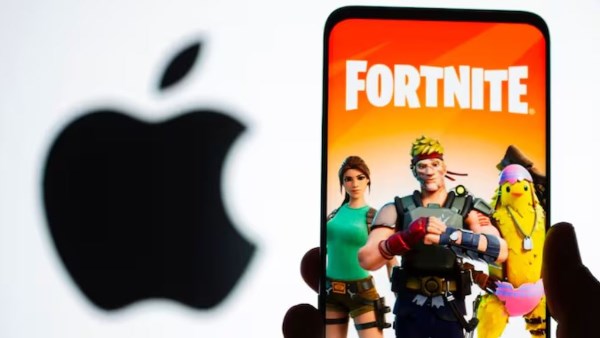 Epic Games وآبل