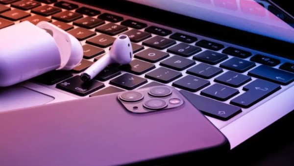 سماعات AirPods