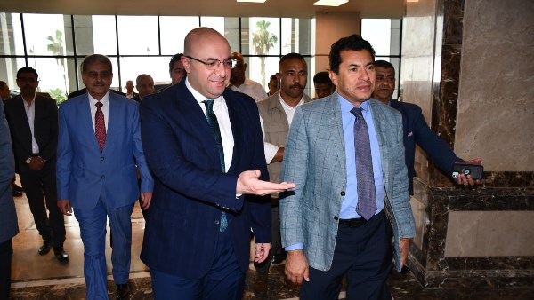 لافتتاح منشآت رياضية.. وزير الشباب يصل محافظة بني سويف
