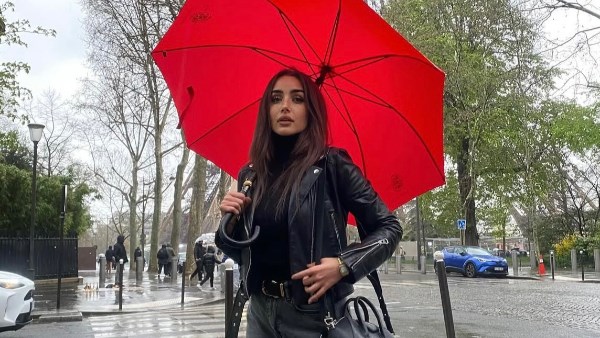 هنا الزاهد 