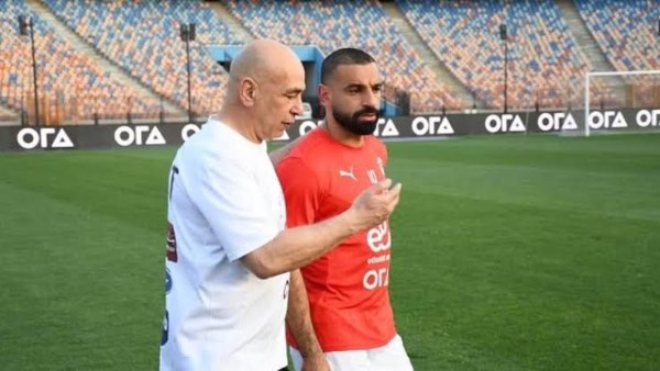 حسام حسن يهنئ محمد صلاح على الفوز بالحذاء الذهبي
