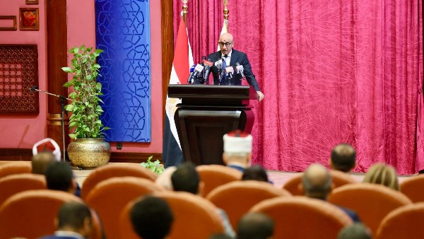 الوزير خلال إلقاء كلمته