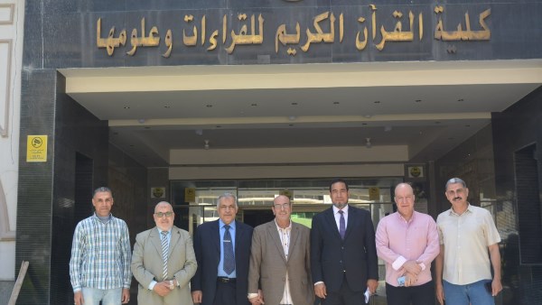 صورة تذكارية بعد انتهاء الجولة