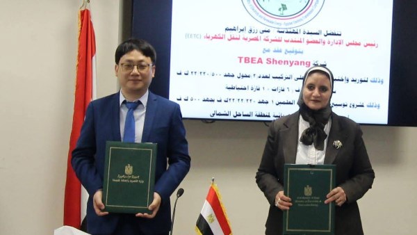 رئيس المصرية لنقثل الكهرباء بعد توقيع العقود